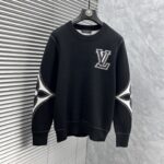 P 180 💐  LV 2025 autumn/winter wool blended round neck knitted sweater, made of imported custom yarn, provides comfortable and warm upper body, and is available for sale at the counter simultaneously. All three standards are complete.Size: M-3XL