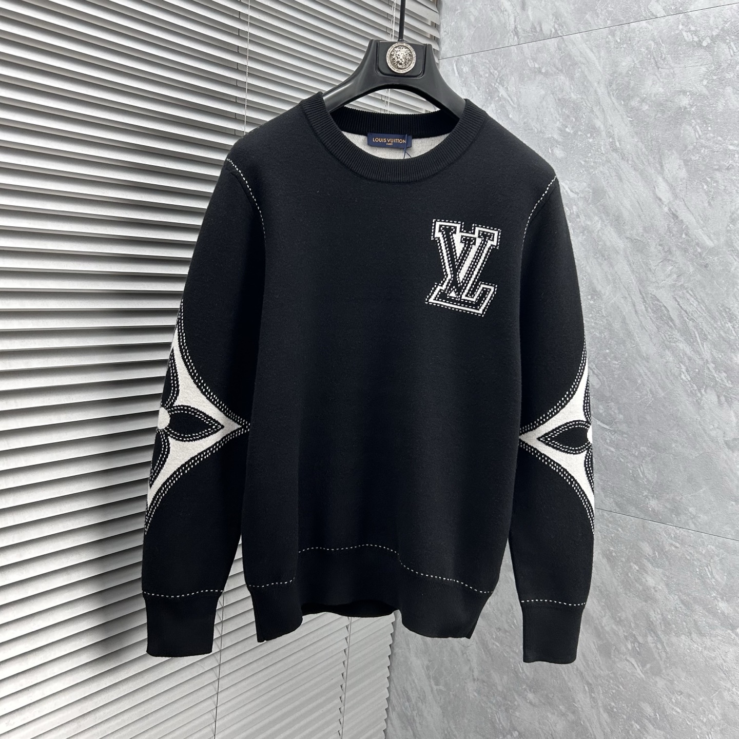 P 180 💐  LV 2025 autumn/winter wool blended round neck knitted sweater, made of imported custom yarn, provides comfortable and warm upper body, and is available for sale at the counter simultaneously. All three standards are complete.Size: M-3XL