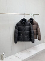 PRADA 2025 new down jacket, original version customized development hardware accessories, all details are fully handled in place! The upper body effect of the design is amazing! Versatile, fashionable and handsome! The original memory silk fabric at the counter has a stylish texture, providing warmth and rejecting bloating! The upper body is amazing. Size: M-3XL