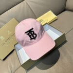 配盒子布袋，Burberry（巴宝莉）专柜爆款原单棒球帽，1:1开模订制，立体刺绣，精致无暇！100%纯棉面料，做工细致，原厂品质，独家实物拍摄。