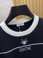 The latest round neck sweater for autumn and winter on the Dior 2025 official website is currently on sale at the counter! Specially supplied wool blended fabric Comfortable to feel It can directly touch the skin, with exquisite embroidered logos and badges that are extremely eye-catching! Details highlight the fashionable charm of big brands Exquisite craftsmanship Stereoscopic cutting style The wearing effect is unbeatable and handsome! All three standards are complete! Size: M-3XL - Image 3