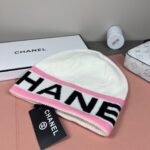 💰Chanel官网品质香奈儿秋冬网红时尚博主推荐款针织帽，藏着不动声色的高级感，每一处线条都透着利落大方，简约而不简单，大方且不失格调，处处细节都彰显着高端品味，时尚感在克制中愈发耐人寻味。 - Image 2