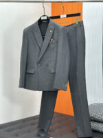 Versace 25Ss autumn and winter new suit suit suit suit suit set! The evergreen tree of the Western fashion industry, a must-have wardrobe item for business elites, men's formal wear, and one button suits. The brand's classic logo logo is super generous, with a flat collar and collar accessories such as a stylish brooch, elegant and generous solid color scheme, and a back slit design. It is a classic style that comes out every quarter! Wearing the pattern is really great, strongly recommended!Clear and ergonomic tailoring, with a tall and handsome upper body, comfortable and slim fit, showcasing a gentlemanly demeanor. Carefully selected suit fabrics, including 20% wool, 18% viscose, 58% polyester, and 4% spandex, provide a soft and delicate touch, with good luster and elasticity. The silhouette and elastic waistband cutting add more comfort to the dressing of stylish men, making them look slim yet handsome!Used for producing high-end professional and business formal suits, Fan * Zhe is renowned worldwide for his classic and solemn design style. A high-end business casual suit set that requires high craftsmanship, takes a long time to make, and can be worn all year round!The fabric is flat, with a smooth and full texture, and a firm appearance. It is made of high-quality wool material, and the quality of the material is visible when tied tightly.Regarding details: The high-end suit is cut with a modern feel, combining traditional cutting art with modern production techniques. It adopts fully imported automatic cutting pieces, with almost zero error in each piece of fabric, and then hand sewn by top tailors to ensure the fit and beauty of every part. The front two layers are saved, and according to the principles of ergonomics, it is slim fitting but not tight fitting. The elastic on both sides of the waistband of the trousers can be adjusted!Classic collar design, classic style without conservatism, simple and elegant. We insist on hand sewing handicrafts, all of which are made by experienced craftsmen. The quotation is based on the labor and time consumption per meter, and each stitch is rigorous and excellent, without any burrs or stitches on both sides. Handcrafted sleeves, hand nail buckles, hand calibration, and handmade threading can be seen everywhere, delicate and smooth, effectively reducing static electricity in autumn and winter, creating a high sense of unity on the surface and inside. It is worth buying for any man, as it can boost your face in various formal occasions!❤️❤️❤️ Kind reminder: Suits are not sold separately and cannot be adjusted in size separately【 Size 】: 46-56upper garmentSize 46: Chest circumference 100- Shoulder width 44- Sleeve length 62- Clothing length 69Size 48: Chest circumference 104 Shoulder width 45 Sleeve length 63 Clothing length 70Size 50: Chest circumference 108 Shoulder width 46 Sleeve length 64 Clothing length 71Size 52: Chest circumference 112 Shoulder width 47 Sleeve length 65 Clothing length 72Size 54: Chest circumference 116 Shoulder width 48 Sleeve length 66 Clothing length 73Size 56: Chest circumference 120 Shoulder width 49 Sleeve length 67 Clothing length 74bottom wearSize 46: Waist circumference 80 Hip circumference 104 Pants length 111Size 48: waist circumference 82 hip circumference 108 pants length 111Size 50: waist circumference 84 hip circumference 112 pants length 112Size 52: Waist circumference 86 Hip circumference 116 Pants length 112Size 54: Waist circumference 88 Hip circumference 120 Pants length 113Size 56: Waist circumference 90 Hip circumference 124 Pants length 113