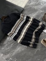 🆕- This knitted sweater weaves a Mediterranean breeze into the wardrobeWhen 10 cotton yarns and 46 blended yarns meet on a seven needle jacquard machine, the three yarns begin to weave a dialogue about material and color. Navy blue and navy blue cotton yarn have a rough and rustic feel, like the late night waters of the Adriatic Sea; The addition of 3.7% mulberry silk and wool in the light camel colored blended yarn gives the striped edges a subtle luster, reminiscent of the sparkling waves at sunset in Venice.When the weight of 580 grams is unfolded in the hand, one can feel the delicate balance between the stiffness of cotton and the softness of blended yarn. The vertical jacquard woven alternately with osmanthus needles and hanging needles forms a subtle texture on the navy blue background, resembling the outline of Venetian architecture seen through blinds. The white version is like a linen cloth sprinkled with sunlight, and the collision of the three materials is portrayed more clearly on a pure white canvas.The curvature of the round neck continues the elegant tradition of Italian tailoring, neither tightening the neck nor maintaining sharp lines. The contraction process of the hem keeps the hem of the garment firmly attached to the waist, and it will not move up whether you lift your hand or turn around. To support the muscles and bones with 10 strands of cotton yarn, to outline with delicate 46 strands of blended yarn, and to add luster and mulberry silk embellishment - this knitted sweater weaves the advantages of different materials into the same picture.The navy blue version paired with white pants is a classic Mediterranean style, while the white version paired with dark gray trousers can instantly switch to Milan style urban elegance. The intentions hidden in the texture of osmanthus needles, yarn blending, and precise weight all need to be personally felt in the cool autumn breeze to fully understand. While others are still struggling with the basic knitwear, this three layered jacquard sweater has already captivated the eyes of those who understand it with its sense of layering.In the current era of fast fashion proliferation, a blend knit that becomes softer and skin friendly with increasing wear is the truly worthwhile wardrobe evergreen tree to invest in. Jay Ya uses this piece to prove that a sophisticated sense of leisure allows every material to find the most comfortable expression in fabric.Color: White navy blue174-140 upper body size LSize: M-XXXL (48-56)Style number: FXZZ8688M size bust circumference 104 shoulder width 46.5 sleeve length 56 garment length 64.5Size L Chest circumference 108 Shoulder width 48 Sleeve length 57 Clothing length 66XL bust circumference 112 shoulder width 49.5 sleeve length 58 garment length 67.5XXL chest circumference 116 shoulder width 51 sleeve length 59 garment length 68.5XXXL bust circumference 120 shoulder width 52.5 sleeve length 60 garment length 69.5 - Image 2