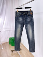 【Armani Jeans | Classic Denim, Embossed with Luxury DNA】 When streetwear meets haute couture, a pair of jeans can become a badge of status.
Deconstructing the language of denim with centuries-old craftsmanship, we infuse every inch of fabric with a modern attitude and luxurious details, making everyday wear a silent declaration of taste.
✨ A pair of jeans is an attitude, and even more so, a legacy.
It's not just a wardrobe essential, but also an interpretation of the brand's spirit—
"From suitcases to jeans, we have always defined the boundaries of luxury with the ultimate craftsmanship."
Sizes: 28-42