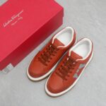 Ferragamo菲拉格慕 男新款休闲运动鞋 运动时尚魅力 经典搭配色 打造迷人个性化印花设计 高雅风格与休闲气韵交相辉映，张扬都市时髦风范。丰富色彩交织摩登韵味，简洁线条勾勒廓形包身，演绎休闲美学经典
-鞋面·🔝纳帕牛皮·品牌帆布·车缝品牌图腾
-内里·帆布，垫脚：顶级牛皮
-原版·TPR·橡胶发泡·双色成型大底
-Size 38-44 - Image 3