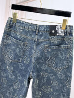 [Dior Jeans | Classic Denim, Embossed with Luxury DNA] When streetwear meets haute couture, a pair of jeans can become a badge of status.
Deconstructing the language of denim with centuries-old craftsmanship, Dior infuses every inch of fabric with a modern attitude and luxurious details, making everyday wear a silent declaration of taste.
✨ A pair of jeans is an attitude, and a legacy.
It's not just a wardrobe essential, but also an interpretation of the brand's spirit—
"From suitcases to jeans, we have always defined the boundaries of luxury with the ultimate craftsmanship."
Sizes: 28-42 - Image 8