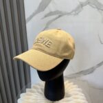 配防尘袋
👒罗意威👒LOEWE新款原版原标设计棒球帽🧢质感超好，外部线条定位标准，做工精细，简约大气低价走量！