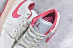 ▪🐼权威实拍💯#A
新货🚀#Air Jordan AJ1 Low 低帮 粉白 DC0774-109 全新流水线出品 DT版本唯一平替选择 市场第二梯队最强版 全部原鞋开发 原楦原纸板开发 全鞋电脑针车 原厂内置全掌气垫 原盒内在原标 唯一Zp原版鞋带绑法 免检产品 全新2022版型 全头层皮料 完美零毛边处理 原厂配置全掌气垫 价格定位良心 几十个配色陆续出货 实拍调校N版已经零色差零失真 百分百还原实物色彩所见即所得 不存在货不对板色差等低级问题 选购参考实物拍摄 不混卖不参货 只用心做好货严格选品 承诺混一赔十 SIZE：36 36.5 37.5 38 38.5 39 40 - Image 9