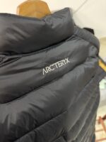 🉐 Arcteryx始祖鸟 Cerium Vest 纯色刺绣Logo字母 羽绒马甲 黑色

内里不是羽绒直接白送！
填充RDS认证850蓬欧洲白鹅绒，暖重比卓越，搭配易潮湿部位的Coreloft™合成 insulation，干冷湿冷环境均能持续保暖。 外层采用15D再生抗撕裂尼龙，整体轻盈可压缩，收纳后小于葡萄柚，随带随用。纯色基底搭配立体刺绣Logo，针脚工整清晰，品牌辨识度高。立体剪裁设计无活动束缚，可作为户外中层保暖件，也能当城市通勤叠穿单品，适配春秋冬三季穿搭需求。配备YKK防水拉链、可调抽绳下摆。

现货尺码：M、L、XL、XXL 。（可穿100-200斤 报身高体重安排合适尺码） - Image 9