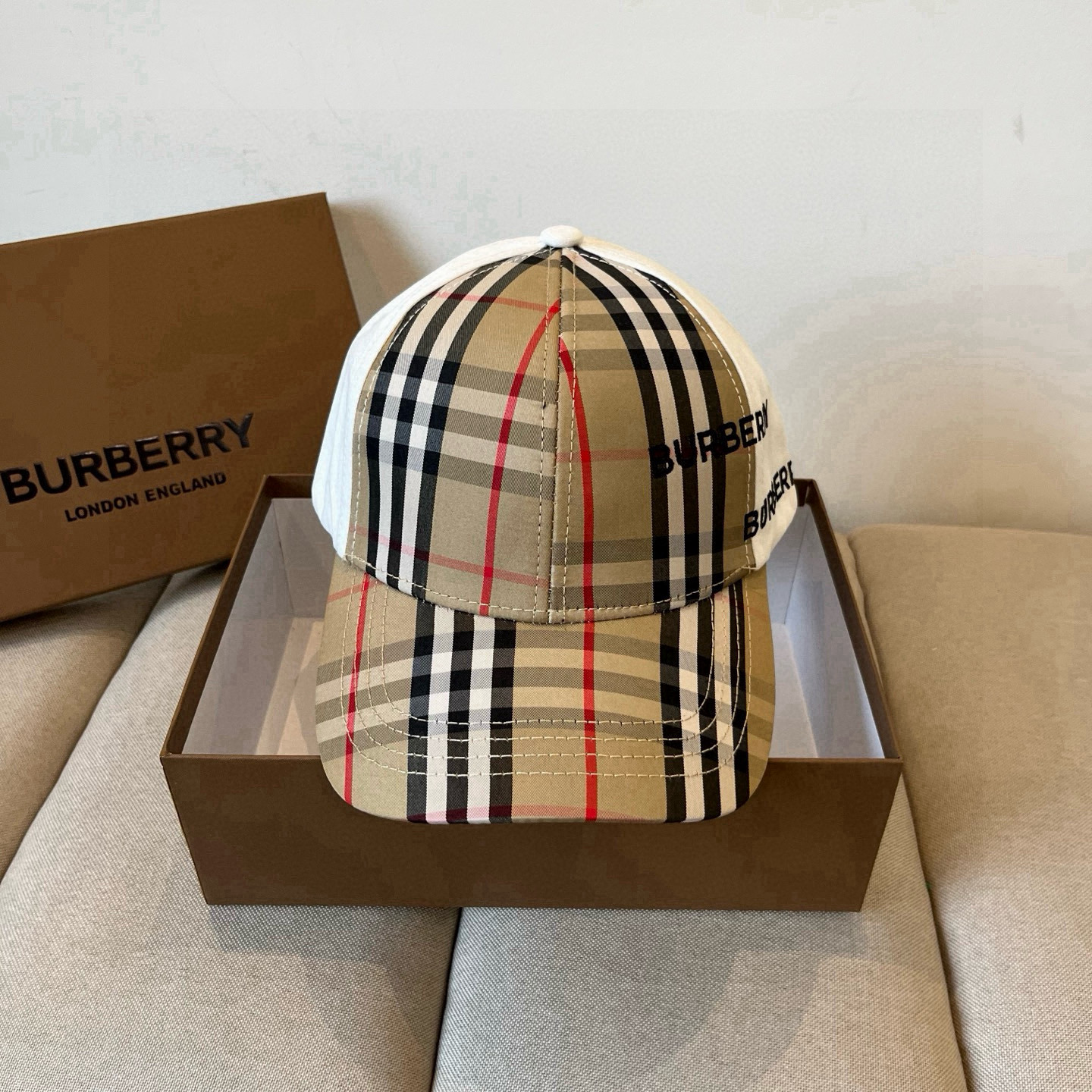 Burberry's new early spring baseball cap, simple yet fashionable, suitable for both men and women! High quality products, enjoy a sense of premium quality!