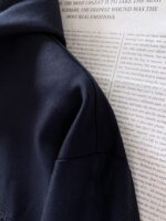 上衣，裤子
Kiton 奇顿 2025FW早秋新品 
休闲连帽套装｜那不勒斯匠心与现代休闲的天作之合

上衣：功能性与奢华感的双重奏

连帽设计为造型注入随性张力，同时兼顾日常穿搭的实用性。衣身点缀的立体 KNT 刺绣与纽扣上的品牌标识，是品牌对细节偏执的无声宣言。精选的高阶面料，兼具挺括质感与舒适垂坠感，单穿是腔调满满的休闲单品，内搭则能为正装造型增添松弛感，在商务与休闲场景间自如切换。

裤装：高定工艺的休闲表达

长裤采用微弹版型，后腰的松紧设计暗藏巧思，既保留了西裤的利落轮廓，又赋予穿着者无束缚的舒适体验。后袋的同色系 KNT 刺绣，与上衣形成呼应，让套装的整体感跃然眼前。无论是搭配上衣打造成套造型的高级感，还是单穿适配各种鞋履风格，都能轻松演绎那不勒斯式的优雅休闲风。

从面料甄选到工艺打磨，这套连帽套装将品牌“为奢华休闲立序”的理念贯彻到底，是都市男士衣橱里突破风格边界的典藏之选。
……………………………………………………
❥∙Size：48-56 - Image 4