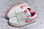 ▪🐼权威实拍💯#A
新货🚀#Air Jordan AJ1 Low 低帮 粉白 DC0774-109 全新流水线出品 DT版本唯一平替选择 市场第二梯队最强版 全部原鞋开发 原楦原纸板开发 全鞋电脑针车 原厂内置全掌气垫 原盒内在原标 唯一Zp原版鞋带绑法 免检产品 全新2022版型 全头层皮料 完美零毛边处理 原厂配置全掌气垫 价格定位良心 几十个配色陆续出货 实拍调校N版已经零色差零失真 百分百还原实物色彩所见即所得 不存在货不对板色差等低级问题 选购参考实物拍摄 不混卖不参货 只用心做好货严格选品 承诺混一赔十 SIZE：36 36.5 37.5 38 38.5 39 40 - Image 7