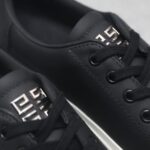 🌟  《顶级品质》
GⅣENCHY纪梵希魔术贴经典款 
专柜官网同步 市面最高版本 原版一比一复刻 四季潮鞋！纪凡希鞋子做工讲究 每一条走线都是按照原版样式 基本做到零瑕疵 媲美专柜 毫无压力 此款鞋即新潮又百搭！
▪️鞋面:进口摩术贴
▪️鞋面:进口头层牛皮
▪️垫脚:羊皮内里
▪️大底:原版TPU
▪️码数:女35一40 男39一44 - Image 9