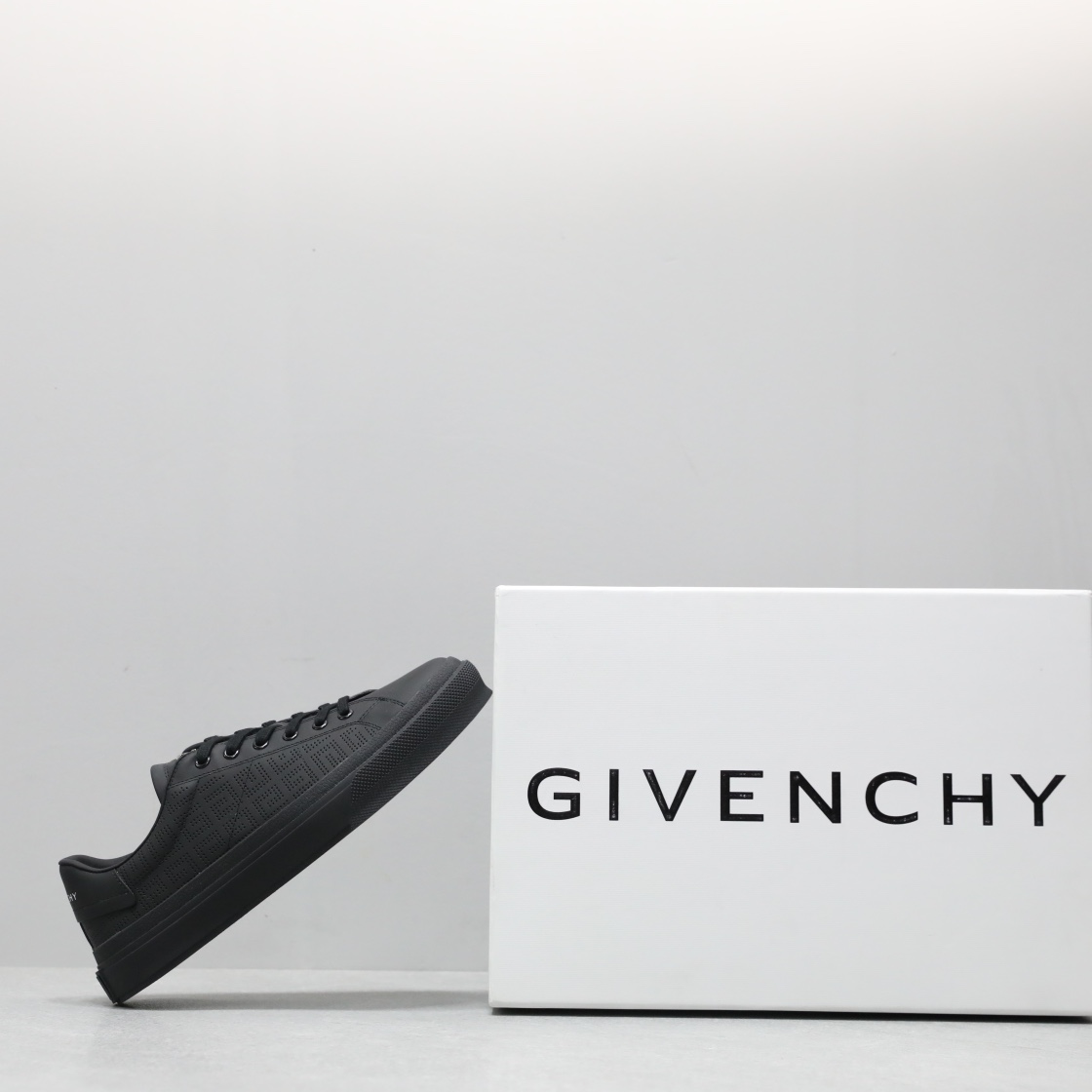 🌟  《顶级品质》
GⅣENCHY纪梵希魔术贴经典款 
专柜官网同步 市面最高版本 原版一比一复刻 四季潮鞋！纪凡希鞋子做工讲究 每一条走线都是按照原版样式 基本做到零瑕疵 媲美专柜 毫无压力 此款鞋即新潮又百搭！
▪️鞋面:进口摩术贴
▪️鞋面:进口头层牛皮
▪️垫脚:羊皮内里
▪️大底:原版TPU
▪️码数:女35一40 男39一44