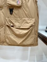 特级羽绒⬆️Moncler Grenoble Tongass羽绒户外马甲.高端黑标系列.原厂替换面料.特级鹅颈绒填充.

🎁出厂标配全套柜台礼盒包装.升级原版磁吸礼盒.

Tongass羽绒马甲提供保护而不显厚重，专为温和天气时进行户外活动而设计。

Tongass羽绒马甲是轻盈性能外套的研究成果。功能性面料紧致耐久，同时不增加额外的重量。配有宽大的实用口袋和登山扣，可减少您的随身行李数量。
详情
•专为户外活动设计
•采用紧致面料制成
•聚酯纤维衬里
•填充羽绒
•按扣开合
•实用口袋设有按扣、拉链和魔术贴开合
•抽绳下摆
•正面登山扣
•反光细节
Size：1-5 奶白/浅棕色/黑色 
D00780 - Image 7