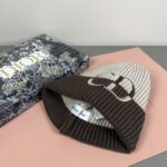配防尘袋
DIOR 迪奥原单帽子官网新品爱心][爱心]羊毛羊绒双层帽子😱😘保暖又时尚，简单大方，更显时尚高端大气！ - Image 9