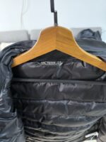 🉐 Arcteryx始祖鸟 Cerium Vest 纯色刺绣Logo字母 羽绒马甲 黑色

内里不是羽绒直接白送！
填充RDS认证850蓬欧洲白鹅绒，暖重比卓越，搭配易潮湿部位的Coreloft™合成 insulation，干冷湿冷环境均能持续保暖。 外层采用15D再生抗撕裂尼龙，整体轻盈可压缩，收纳后小于葡萄柚，随带随用。纯色基底搭配立体刺绣Logo，针脚工整清晰，品牌辨识度高。立体剪裁设计无活动束缚，可作为户外中层保暖件，也能当城市通勤叠穿单品，适配春秋冬三季穿搭需求。配备YKK防水拉链、可调抽绳下摆。

现货尺码：M、L、XL、XXL 。（可穿100-200斤 报身高体重安排合适尺码） - Image 12