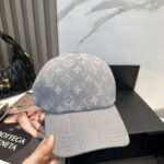 LV路易威登官网同步高版本 新款牛仔棒球帽🧢
火爆技术升级，洗水牛仔风街头风十足
更符合现在时尚小哥哥小姐姐的style，机场街拍超飒！ - Image 5