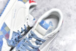 ▪🐼权威实拍💯#SJ37860
新货🚀#Travis Scott x Fragment Design x Air Jordan 1 Low OG SP AJ1 LV联名 五彩帆布 低帮文化休闲板鞋 FC1688-232
#多方联名合作融合了Travis Scott 独特的音乐风格，藤原浩个性的设计风格以及Jordan品牌的经典元素 使其成为一双具有独特身份和价值的鞋子 清新而立体的外观加上联名标识更突出了其独特身份 这种配色方案显示出活力和时尚感 在视觉上引人注目  鞋身的质感和细腻的细节处理使其显得高端而格调十足  这款“倒钩”联名是设计与创意完美结合  融合多方的个性风格是一款备受瞩目的潮流鞋款
尺码：36 36.5 37.5 38 38.5 39 40 40.5 41 42 42.5 43 44 44.5 45 9.E5 - Image 9