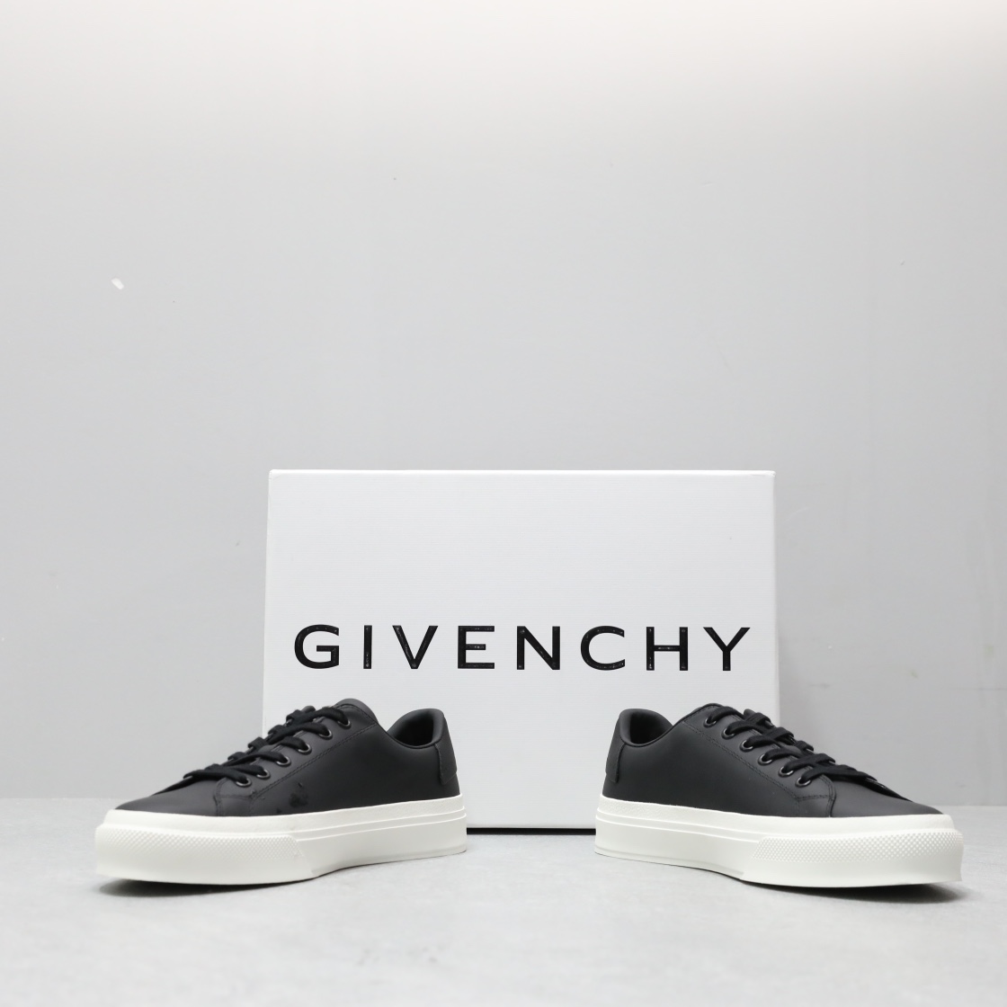 🌟  《顶级品质》
GⅣENCHY纪梵希魔术贴经典款 
专柜官网同步 市面最高版本 原版一比一复刻 四季潮鞋！纪凡希鞋子做工讲究 每一条走线都是按照原版样式 基本做到零瑕疵 媲美专柜 毫无压力 此款鞋即新潮又百搭！
▪️鞋面:进口摩术贴
▪️鞋面:进口头层牛皮
▪️垫脚:羊皮内里
▪️大底:原版TPU
▪️码数:女35一40 男39一44