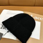 Fendi FENDI Knitted Hat 😘 😱 Simple and elegant 👍  The tight knitting method is very thick, soft and comfortable 🙈 Warm and stylish ❤️ can't bear to put it down 👍 Dear, hurry up and get it 👍😘 Same gender design! - Image 3