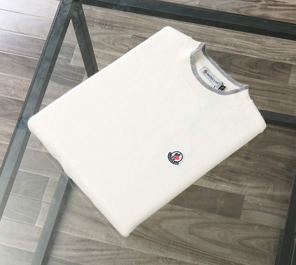 The 2025 Mongolian autumn and winter new sweater, the classic badge of the Moncler series, is made of luxurious fabrics to create a contemporary style. A Mongolian sweater that can be worn outside is not only warm, but also stylish. It is a fashionable winter armor for players. The wool blend material is soft and skin friendly, and the smooth lines and strong contrast color matching make it more trendy and dynamic. The combination of urban feeling and outdoor skills breaks the dullness of winter. Your winter style is still missing a Mongolian Logo sweater.Counter size: M~3XLRecommended codes for height and weight that can be reported