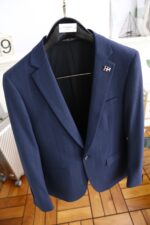 🔥 Aima 4/Her * esAutumn New Arrivals 📸 Casual and fashionable original suit set, with the brand's classic logo mark 👍🏻 Super generous, with lining design emphasizing perfect lines, perfectly blending the low-key and melancholic temperament of England with the exquisite and noble French style. A sleek and ergonomic cut, with a tall and handsome upper body, comfortable and slim fit, showcasing a gentlemanly demeanor. Selected suit fabric, with a soft and delicate touch, good luster and elasticity. Paired with this suit set, it is a great choice for stylish men. The silhouette and waist cinching cut add more comfort to their attire, making them look slim yet handsome! A must-have for trendy men! Counter size: S-XXL, shipped next day! - Image 2