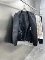 Louis Vuitton LV 2025ss Spring and Autumn new suit, high-end version! Customized fabrics for counters have high breathability and comfort, impeccable details, and brand element design concepts, reflecting high quality. Delicate and soft to the touch! Presenting casual tailoring, the upper body design is superb! Sizes: 48-56 can be paired with a set - Image 2