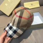 New shipmentComes with a box bag and Burberry original baseball cap, a hot selling item at the counter. Classic plaid, 1:1 custom mold, canvas fabric, pure cotton lining, lightweight and breathable. Perfect design, precise and accurate grid alignment, top layer cowhide leather adjustment buckle, original factory quality, exclusive physical shooting, suitable for both men and women. - Image 5