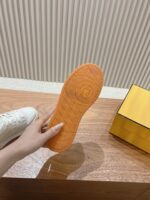 男码加10  Fendi芬迪板鞋首款大头运动鞋~~fendi match篮球运动鞋，最新元素注入加FF复古的设计，超经典百搭系列……
鞋面采用牛皮和牛猄拼接组合，侧面凸起的双F logo，内里采用毛巾布里，TPU发泡组合双色大底不一般的舒适！情侣款35-44 - Image 9