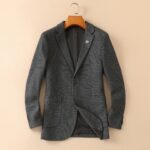Hermes' new men's wool suit jacket for autumn and winter 2025 is made to high standards with top-notch ready to wear clothing. It is custom-made in Italy with wool fabric, which has a delicate and soft feel. The upper body is firm and stylish, with a natural and comfortable texture. The continuity of the fabric is excellent, and the upper body effect is superb, suitable for any body shape. The overall brand is decorated with Thousand Bird Grid craftsmanship, exuding a strong sense of luxury. The design of two buttons, atmospheric and perfect ready to wear cut, stands out in terms of styling effect, and is a must-have for urban early autumn casual matching. Size: M-4XL slim fit 178 135 L slim fit maximum weight 190 pounds - Image 3