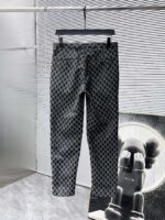 GUCCI 2025ss Spring and Autumn New Western Pants Nine Fen Pants Casual Pants, High end Version! Customized fabrics for counters have high breathability and comfort, impeccable details, and brand element design concepts, reflecting high quality. Delicate and soft to the touch! Presenting casual tailoring, the upper body design is superb! 🐉 Size range: 30-38 🈚 35.37. Can be paired with a set - Image 2
