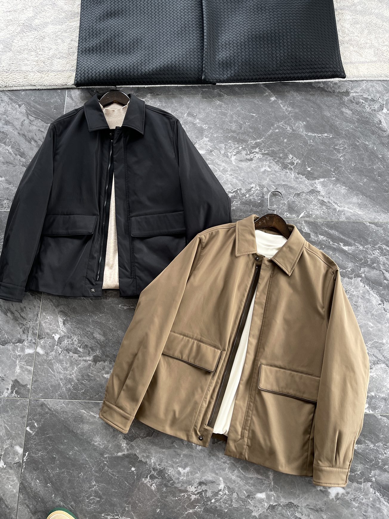 🆕- This collared cotton jacket takes business and casual wear to a new levelDo you want a jacket that can handle various occasions with ease? This lapel jacket perfectly balances the needs of business and leisure with a sharp cut and exquisite details. The 100% polyester twill fabric gives this jacket just the right amount of elasticity and stiffness, without being as restrained as traditional suit jackets, while maintaining a sleek silhouette. The 60g insulation cotton filled inside provides enough warmth even in late autumn and early winter weather, without appearing bulky at all.The most attractive feature of this jacket is its seemingly low-key yet intricate detail design. The classic lapel design continues the usual elegant genes, while the hidden size 5 metal zipper paired with a double four fold placket ensures both convenience in wearing and maintains a simple and smooth appearance. The electroplated gun colored zipper head seamlessly blends with the overall color tone, making it almost imperceptible from a distance. This attention to detail is the essence of luxury brands.The functionality is equally surprising. The dual pocket design on the front side - a combination of vertical digging and lateral opening pockets, meets the storage needs of different items. The widened edge of the bag cover is embedded with environmentally friendly microfiber leather of the same color scheme, which not only enhances durability but also inadvertently exudes a sense of luxury. The leather inlay at the bottom of the placket echoes the bag cover, showcasing the designer's insistence on overall aesthetics.The slightly wide silhouette is very friendly to all body types, and there is no sense of restraint during activities. The two-piece back design not only allows for more freedom of movement, but also cleverly incorporates the 232 highway emblem, becoming the most unique identity symbol of the entire jacket. The solid color lining inside is skin friendly and comfortable, making it particularly smooth to put on and take off.Brown tones are warm and elegant, suitable for creating intellectual images; Classic black is timeless and a safe choice for business occasions. Both colors are versatile enough to easily handle anything from formal meetings to weekend dates. The most important thing is that this jacket requires almost no special care, and the properties of the polyester fiber fabric keep it stiff and stylish at all times.This work interprets the essence of modern business casual wear - maintaining a professional image while also considering daily comfort. The hidden zippers, inlaid leather details, and unique back design silently enhance the wearing experience. It is not the kind of item that highlights its value through a striking logo, but rather impresses those who truly understand the industry with its practicality and exquisite craftsmanship.Color: Brown, Black174-140 upper body size LSize: M-XXXL (48-56)Style number: FXHM8601Size M Chest circumference 116 Shoulder width 48.4 Sleeve length 60 Clothing length 66Size L Chest circumference 120 Shoulder width 49.6 Sleeve length 61.5 Clothing length 67.5XL Chest Size 124 Shoulder Width 50.8 Sleeve Length 63 Clothing Length 69XXL chest circumference 128 shoulder width 52 sleeve length 63.5 clothing length 70XXXL bust circumference 132 shoulder width 53.2 sleeve length 64 garment length 71