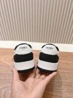 男码加10  Fendi芬迪板鞋首款大头运动鞋~~fendi match篮球运动鞋，最新元素注入加FF复古的设计，超经典百搭系列……
鞋面采用牛皮和牛猄拼接组合，侧面凸起的双F logo，内里采用毛巾布里，TPU发泡组合双色大底不一般的舒适！情侣款35-44 - Image 8