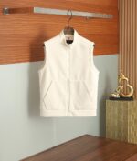 LP&Nuoyoupian 2025SS autumn and winter new vest jacket. New style. Customized fabric at the counter is soft and skin friendly, wrinkle resistant and stylish, providing comfortable upper body wear; Adorned with brand logo on the chest, highly recognizable; Collar design, merging business and leisure; Polyester fiber lining, full of high-end feel; A vest suitable for various occasions, regardless of age.【 Color 】 Grey Beige【 Code 】 48-56/8580
