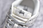 ▪️细节鉴定
Nk SB Dunk Low 斯图西联名-灰白浅灰勾 低帮休闲板鞋 - Image 2