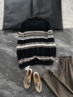 🆕- This knitted sweater weaves a Mediterranean breeze into the wardrobeWhen 10 cotton yarns and 46 blended yarns meet on a seven needle jacquard machine, the three yarns begin to weave a dialogue about material and color. Navy blue and navy blue cotton yarn have a rough and rustic feel, like the late night waters of the Adriatic Sea; The addition of 3.7% mulberry silk and wool in the light camel colored blended yarn gives the striped edges a subtle luster, reminiscent of the sparkling waves at sunset in Venice.When the weight of 580 grams is unfolded in the hand, one can feel the delicate balance between the stiffness of cotton and the softness of blended yarn. The vertical jacquard woven alternately with osmanthus needles and hanging needles forms a subtle texture on the navy blue background, resembling the outline of Venetian architecture seen through blinds. The white version is like a linen cloth sprinkled with sunlight, and the collision of the three materials is portrayed more clearly on a pure white canvas.The curvature of the round neck continues the elegant tradition of Italian tailoring, neither tightening the neck nor maintaining sharp lines. The contraction process of the hem keeps the hem of the garment firmly attached to the waist, and it will not move up whether you lift your hand or turn around. To support the muscles and bones with 10 strands of cotton yarn, to outline with delicate 46 strands of blended yarn, and to add luster and mulberry silk embellishment - this knitted sweater weaves the advantages of different materials into the same picture.The navy blue version paired with white pants is a classic Mediterranean style, while the white version paired with dark gray trousers can instantly switch to Milan style urban elegance. The intentions hidden in the texture of osmanthus needles, yarn blending, and precise weight all need to be personally felt in the cool autumn breeze to fully understand. While others are still struggling with the basic knitwear, this three layered jacquard sweater has already captivated the eyes of those who understand it with its sense of layering.In the current era of fast fashion proliferation, a blend knit that becomes softer and skin friendly with increasing wear is the truly worthwhile wardrobe evergreen tree to invest in. Jay Ya uses this piece to prove that a sophisticated sense of leisure allows every material to find the most comfortable expression in fabric.Color: White navy blue174-140 upper body size LSize: M-XXXL (48-56)Style number: FXZZ8688M size bust circumference 104 shoulder width 46.5 sleeve length 56 garment length 64.5Size L Chest circumference 108 Shoulder width 48 Sleeve length 57 Clothing length 66XL bust circumference 112 shoulder width 49.5 sleeve length 58 garment length 67.5XXL chest circumference 116 shoulder width 51 sleeve length 59 garment length 68.5XXXL bust circumference 120 shoulder width 52.5 sleeve length 60 garment length 69.5 - Image 3