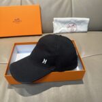 配盒子布袋，HERMÈS (爱马仕)原单棒球帽，经典H， 正品开模订制，原版透气帆布面料+头层牛皮，原厂精钢调节扣，做工细致，时尚帅气质量超赞！