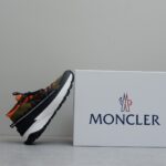 Moncler男士 Monte Runner 防水针织运动鞋
  该系列运动鞋延续了品牌的山地基因，透气防水，耐磨实穿，设计橡胶复合鞋底 适用于任何地形，具有耐久性和出色抓地力，增强缓冲和回弹力 搭配TPU尾翼，
  无论是都市漫游还是各类山地户外运动，都能轻松驾驭，潮酷个性叉充满科技感的外观，喜Gorpcore户外机能风的千万不能错过户外跑步都市漫步设计
Size:38-45