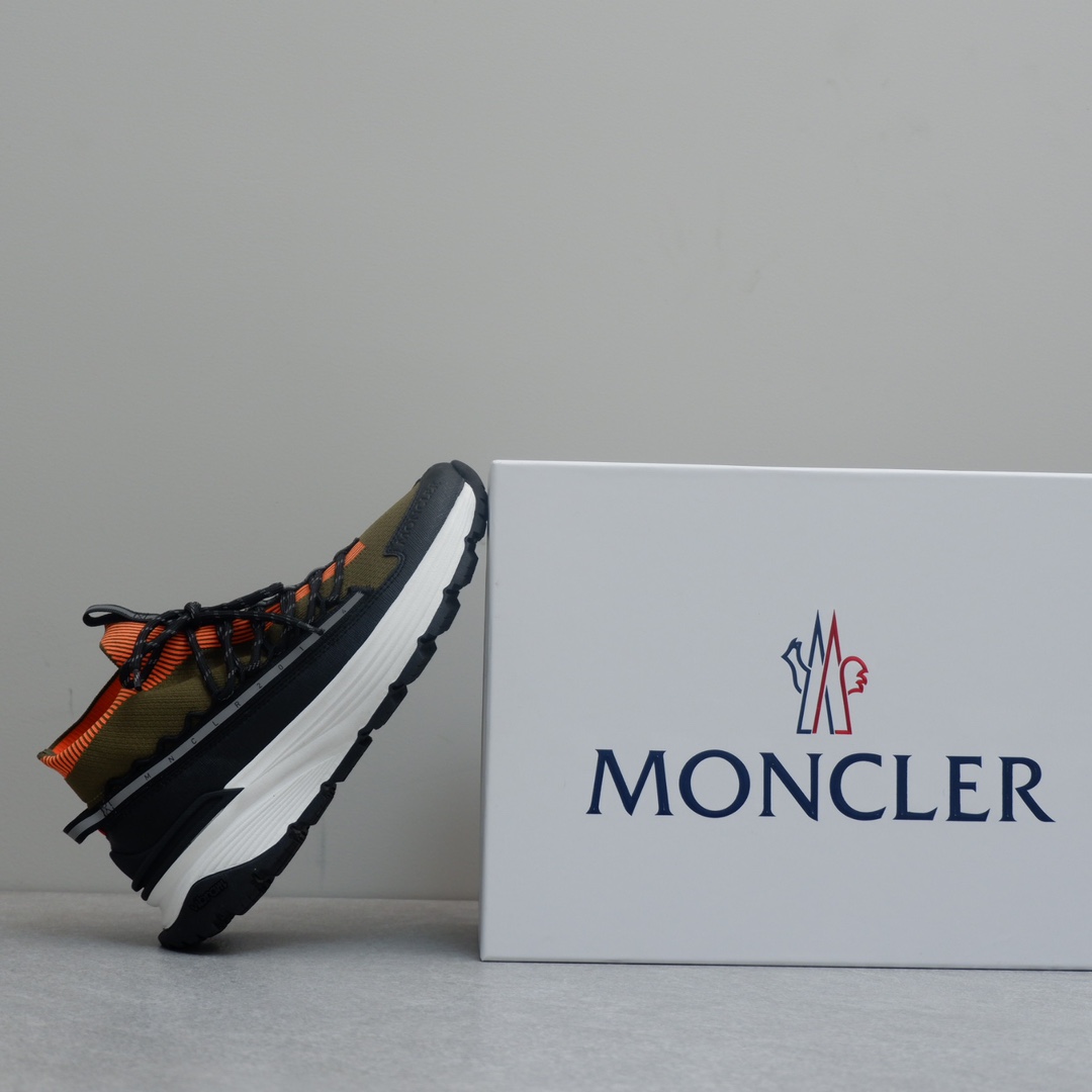 Moncler男士 Monte Runner 防水针织运动鞋
  该系列运动鞋延续了品牌的山地基因，透气防水，耐磨实穿，设计橡胶复合鞋底 适用于任何地形，具有耐久性和出色抓地力，增强缓冲和回弹力 搭配TPU尾翼，
  无论是都市漫游还是各类山地户外运动，都能轻松驾驭，潮酷个性叉充满科技感的外观，喜Gorpcore户外机能风的千万不能错过户外跑步都市漫步设计
Size:38-45