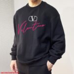 H463 VA 🔥 Valentino -2025 explosive new model, the highest version of fashionable pullover hoodie, a classic that must be released every year. Highly favored and respected by major celebrities, we carefully select high-end European cotton blended fabrics, produce them with heavy craftsmanship, and design the original hardware accessories logo. They are soft, smooth, and have a dense texture! Fashionable and stylish upper body! One of the impeccable must-have styles for autumn! M-3XL - Image 3