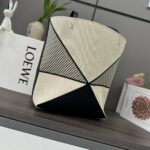 L⊚℮w℮新款🆕 Puzzle Fold手袋  手袋从品牌经典手袋系列的几何线条汲取灵感含几何建筑美感的镶片重新诠释，经巧呈现能够完全扁平折叠，可谓旅行品牌运用创意巧思打造柔软轻盈的手袋，此版本采用棉质提花，搭配牛皮革提手 🉑️肩背或手提 植物衬里*L⊚℮w℮刺绣
size:25.5*14.5*31.5CＭ
型号：052404 - Image 3