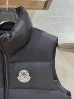 。特级羽绒⬆️Moncler x Christopher Raxxy 明星同款 男女款3D绗缝拉链羽绒马甲. 
🎁出厂标配全套柜台礼盒包装.升级原版磁吸礼盒.
这款羽绒是Moncler xChristopher Raxxy系列的男女同款单品，装饰元素传达了梦想阶梯的设计理念。
演员周雨彤、王安宇倾情演绎“梦幻楼梯”设计理念.
这款立体绗缝羽绒马甲采用轻质抗撕裂面料制成，由品牌携手
Christopher Raxxy合作打造。此款羽绒外套设计源自螺旋楼梯，其装饰元素代表着蜿蜒曲折的命运台阶。
详情
•采用轻质抗撕裂面料制成
•细密抗撕裂面料衬里
•拉链开和
•隐藏式口袋
•防风门襟
•拉链开合
•绗缝贴片，填充羽绒
•联名毛毡标识贴片
Size : 0-4黑色/浅蓝/奶白/三色入.情侣款 - Image 3
