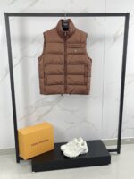 ⬆  ️ 🆕❤️ New Arrivals 🎬PRADA's new autumn/winter 25 down vest features a stand up gold classic style that is lightweight, fluffy, warm, and comfortable. It is a classic and versatile item that can be worn with high quality. Down is a must-have item in the wardrobe, with a high mix and match ratio, making it highly fashionable and full of modern vitality. Lightweight and warm upper body! A sophisticated sense of sophistication; High street style, versatile and fashionable! bllHigh specification filling with 90% duck down, 10% feathers, and a triangular logo badge on the chest! A simple yet personalized item with a well fitted design, which is both basic and easy to wear, perfectly embodies the feeling of leisure. Adhering to its consistent lightweight characteristics, the fabric is relatively stiff and has a particularly high density. Of course, in autumn and winter, its windproof effect is also very good. The cowhide fabric has a good anti drilling effect, and when combined with such cowhide fabric, the upper body will be more comfortable. The small details can also reflect the thoughtful design. All accessories are supplied by customers, and the thread pressing process is processed smoothly and smoothly, with exquisite and perfect workmanship!!Color: Black, Blue, Orange, Red, GreenSize: M L XL 2XL 3XL - Image 4