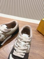 Fendi芬迪板鞋首款大头运动鞋~~fendi match篮球运动鞋，最新元素注入加FF复古的设计，超经典百搭系列……
鞋面采用牛皮和牛猄拼接组合，侧面凸起的双F logo，内里采用毛巾布里，TPU发泡组合双色大底不一般的舒适！情侣款35-44(男码加10) - Image 7