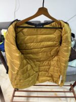 🉐 Arcteryx始祖鸟 Cerium Vest 纯色刺绣Logo字母 羽绒马甲 黑金

内里不是羽绒直接白送！
填充RDS认证850蓬欧洲白鹅绒，暖重比卓越，搭配易潮湿部位的Coreloft™合成 insulation，干冷湿冷环境均能持续保暖。 外层采用15D再生抗撕裂尼龙，整体轻盈可压缩，收纳后小于葡萄柚，随带随用。纯色基底搭配立体刺绣Logo，针脚工整清晰，品牌辨识度高。立体剪裁设计无活动束缚，可作为户外中层保暖件，也能当城市通勤叠穿单品，适配春秋冬三季穿搭需求。配备YKK防水拉链、可调抽绳下摆。

现货尺码：M、L、XL、XXL 。（可穿100-200斤 报身高体重安排合适尺码） - Image 5