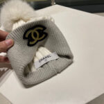 【CHANEL香奈儿】2025秋冬新款小香风可拆两用胸针款狐狸毛球毛线帽，超火爆 💖质感一流，出街超好搭配！ - Image 7