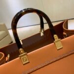 FÉŃĎI TOTE 托特包“阳光手提袋”
棕色皮革简单字母LOGO设计，琥珀色双手柄是整个包包最大焦点，单拧着就很有气场，也不勒手，整体复古感超强，非常适合喜欢复古风的时髦精，硬货力推💥 
2801
尺寸40x35x21cm#16060 - Image 2