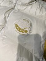 蒙口 moncler 🌟
大标马甲两色合拍图 Moner盟可睐 早秋新品 Lipsi男士羽绒马甲，演绎Moner经典设计，是换季衣橱的必需单品。采用轻盈的功能性lon laque面料制成，撞色衬里尽显活力。
款号：大标马甲

尺码：12345
颜色：米白 黑色 - Image 14